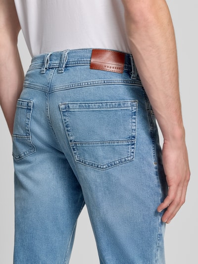 Männermodel trägt Straight Fit Jeans aus Baumwoll-Mix von bugatti in hellem Blau, sichtbares Label, 5-Pocket-Design, Ganzkörperansicht Rückansicht.