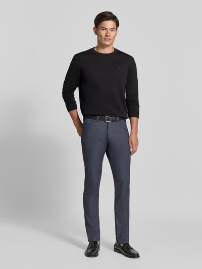 Männermodel trägt Straight Fit Hose aus Baumwoll-Mix Modell 'Yarn' von bugatti in Grau, Struktur und 5-Pocket-Design, Ganzkörperansicht von vorne. Kontext: Elastischer Baumwoll-Mix, Knopf- und Reißverschluss, Bundweite 40 cm, Innenbeinlänge 81 cm.