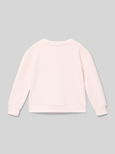 Mädchen trägt Regular Fit Sweatshirt aus Baumwoll-Mix Modell 'GRUTHALINA' von Only, unifarben, gerippte Abschlüsse, Ganzkörperansicht Rückansicht.