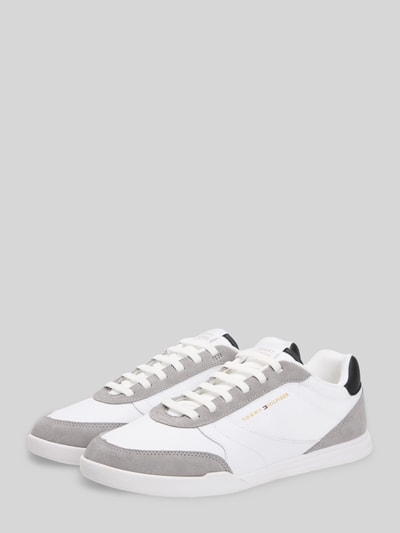 Produktfoto, Sneaker mit Logo Detail von Tommy Hilfiger für Herren in Mehrfarbig Optik mit abgerundeter Schuhspitze, flacher Absatzform, Logo-Applikation und Schnürung auf hellem Untergrund