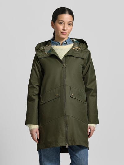 Kobiece modelka nosi Regular Fit Parka aus Baumwoll-Mix od Barbour, jednokolorowa, mieszanka bawełny, widok całej sylwetki z przodu.