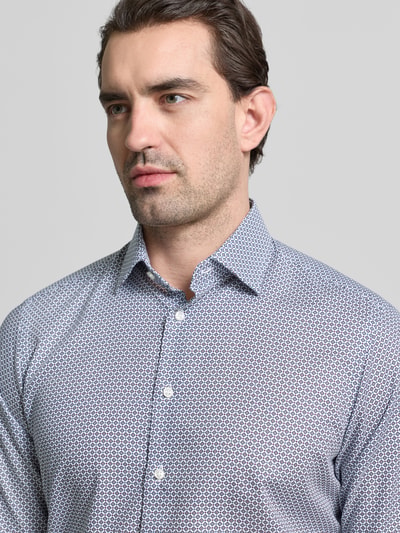 Männermodel trägt Regular Fit Business Hemd aus Baumwolle mit Kentkragen von Christian Berg Men, feines Muster, Nahaufnahme Oberkörper.