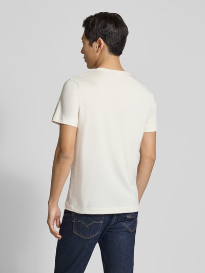 Męski model nosi Regular Fit T-Shirt aus reiner Baumwolle od Tom Tailor, efekt: jednolity kolor, krój regular fit, wyhaftowane logo, okrągły dekolt, krótki rękaw, czysta bawełna. Widok sylwetki od tyłu.