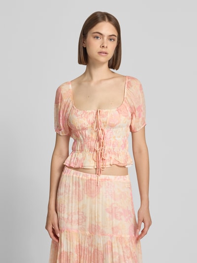 Frauenmodel trägt Blusenshirt aus Viskose mit Schnürung Modell 'Maelle' von OH APRIL, Slim Fit, Karree-Ausschnitt, Rosa-Beige-Töne, Nahaufnahme Oberkörper.