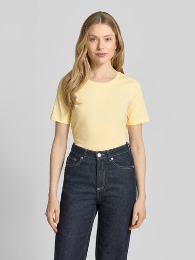 Frauenmodel trägt T-Shirt mit Rundhalsausschnitt von Christian Berg Woman in Gelb, reine Baumwolle, Regular Fit, Ganzkörperansicht von vorne.