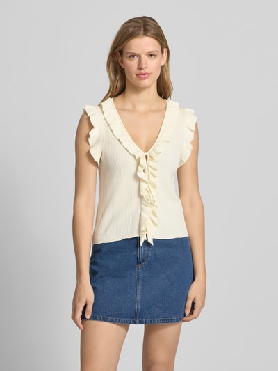 Frauenmodel trägt Slim Fit Strick-Top aus Viskose-Mix Modell 'NELLY' von Only in Unifarben mit Struktur-Muster, Rüschen-Applikation, tiefer V-Ausschnitt, Ärmellos und Bindeverschluss, Materialverarbeitung: Strick, Nahaufnahme Oberkörper.