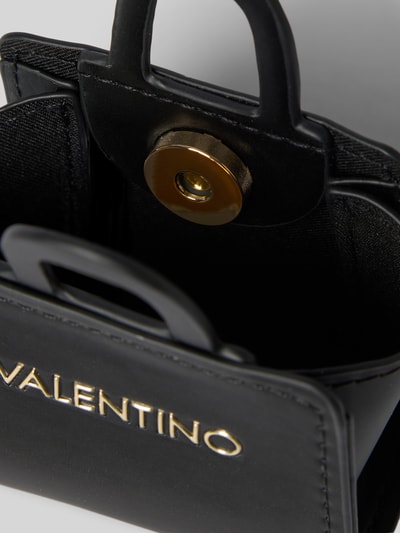 Produktfoto, czarna torebka z aplikacją z logo, model 'AURUM' od VALENTINO BAGS, główna przegroda z zapięciem na magnes, uchwyt