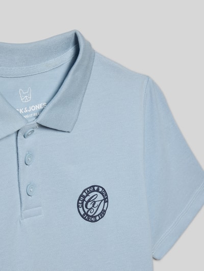 Produktfoto, Regular Fit Poloshirt mit Label-Print Modell 'ALLIANCE' von Jack & Jones in hellblau aus reiner Baumwolle, Detailaufnahme.