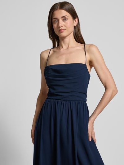 Frauenmodel trägt Abendkleid mit Rückenausschnitt von Laona in Dunkelblau, taillierte Passform, Falten-Optik, Nahaufnahme Oberkörper