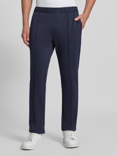 Männermodel trägt Straight Fit Hose mit Baumwoll-Anteil Modell 'Parker' von MCNEAL, dunkelblau, elastischer Bund, Ganzkörperansicht von vorne, Material-Mix, Gesäßtasche, Innenbeinlänge 73 cm bei Größe M