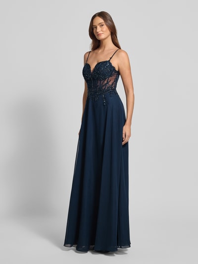 Frauenmodel trägt Abendkleid mit Perlen und Pailletten von Luxuar in Dunkelblau, Chiffon, A-Linie, Maxikleid, Spaghettiträger, Ganzkörperansicht von vorne.