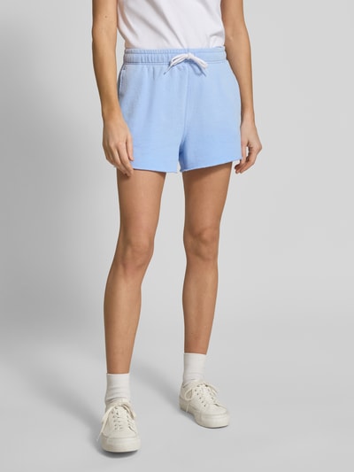 Frauenmodel trägt Regular Fit Sweatshorts aus Baumwoll-Mix von Polo Ralph Lauren, Optik: Unifarben, Länge: Cropped, Logo-Stitching, Sweat, Eingrifftaschen, Gesäßtasche, Bundabschluss: elastisch mit Tunnelzug, Materialverarbeitung: Baumwolle-Mix, sanfte Blautöne, glatte Struktur, Ganzkörperansicht von vorne.