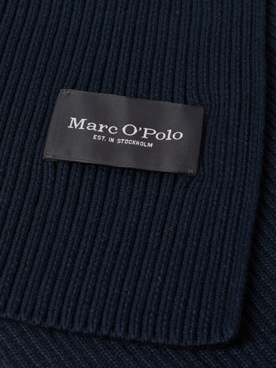 Produktfoto, dunkelblauer Schal aus reiner Baumwolle von Marc O'Polo mit gerippter Struktur und aufgenähtem Markenetikett, Herren Schal von Marc O'Polo.