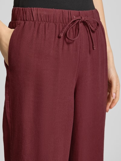 Frauenmodel trägt Weite Hose aus Viskose-Leinen-Mix Modell 'GOA' von Only, Optik: Unifarben, Passform: Wide Leg, Nahaufnahme Oberkörper