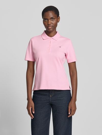 Frauenmodel trägt Regular Fit Poloshirts aus Baumwoll-Mix von Tommy Hilfiger, unifarben rosa, Piqué-Struktur, Logo-Stitching, Ganzkörperansicht von vorne