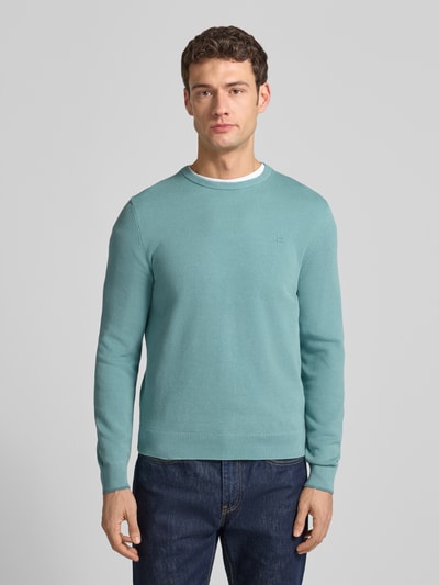 Męski model nosi Strickpullover mit Label-Stitching od Lerros w kolorze turkusowym, klasyczny krój, bawełna, widok z przodu, zdjęcie całej sylwetki.