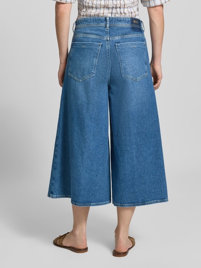 Frauenmodel trägt Regular Fit Culotte aus Baumwoll-Mix Modell 'Melli S' von Brax in klassischem Blau, lockere Passform, Damen Culotte, Ganzkörperansicht Rückansicht.
