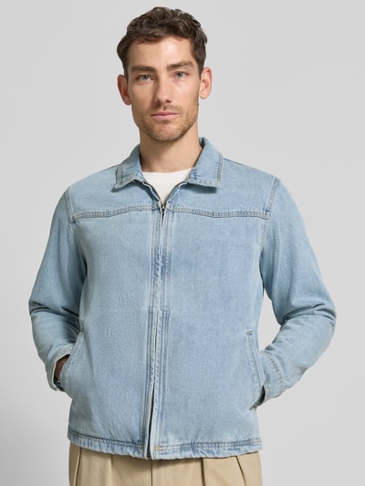 Männermodel trägt Jeansjacke mit Reißverschluss Modell 'REILLY' von khujo, hellblau, Baumwolle, gerader Schnitt, Ganzkörperansicht von vorne.