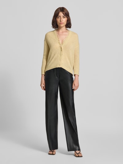 Frauenmodel trägt Straight Fit Hose mit Eingrifftaschen von Marc Cain in Leder-Optik, schwarz, glatte Textur, Ganzkörperansicht von vorne.