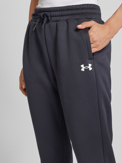 Under Armour Spodnie dresowe o kroju regular fit z nadrukiem z logo Czarny 3