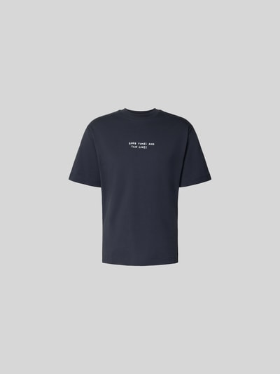 Produktfoto, Regular Fit T-Shirt mit Statement-Print von Closed aus reiner Baumwolle, dunkelblau, Rundhalsausschnitt, kurzärmelig, Rückenlänge 64 cm bei Größe M.