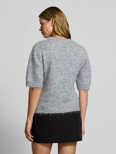 Vrouwenmodel draagt pullover met 1/2-mouwen model 'SUTTON' van NOISY MAY®, materiaalmix met wol, regular fit, ronde hals, ruglengte 56 cm, mouwlengte 33 cm, detailopname rugaanzicht.