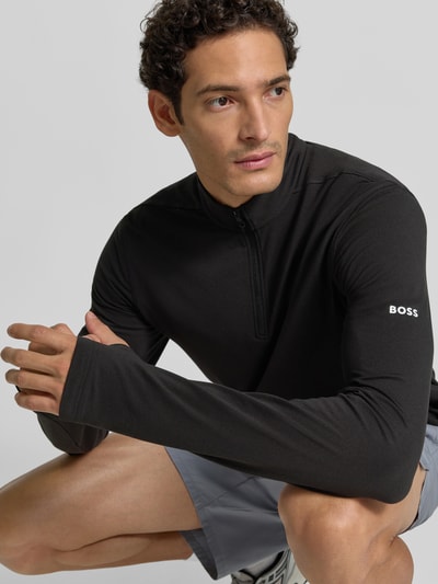 Männermodel trägt Regular Fit Sweatshirt mit Stehkragen Modell 'SW_Active QZ' von BOSS für BOSS Green, Nahaufnahme Oberkörper.