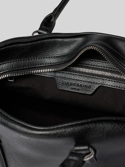 Produktfoto, Shoulder Bag aus echtem Leder Modell 'Capri' von LIEBESKIND BERLIN in Schwarz mit Reißverschluss und Logo-Detail, Innenansicht