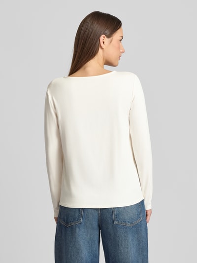 Frauenmodel trägt Relaxed Fit Longsleeve aus Viskose-Mix mit U-Boot-Ausschnitt von Fynch-Hatton in Creme, Rückenansicht, langärmeliges Design