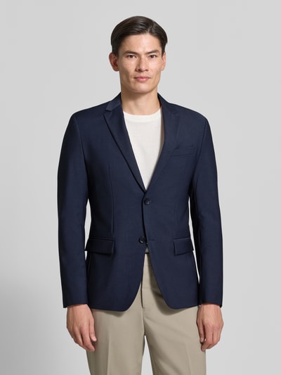 Männermodel trägt 2-Knopf-Sakko in unifarbenem Design von CK Calvin Klein, Baumwoll-Mix mit Stretch, dunkelblau, Ganzkörperansicht von vorne.