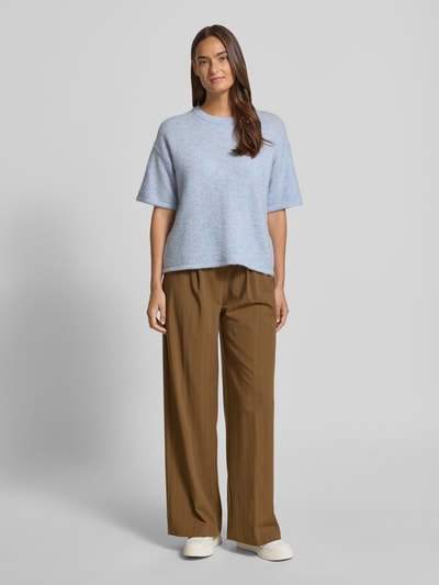 Frauenmodel trägt Wide Fit Stoffhose mit französischen Eingrifftaschen Modell 'SYSTECK' von Mango in Braun, Ganzkörperansicht von vorne, Material-Mix mit Viskose-Anteil, Wide Leg Fit, Haken- und Reißverschluss.