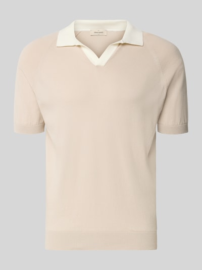 Produktfoto, Regular Fit Poloshirt mit V-Ausschnitt von GRAN SASSO aus reiner Baumwolle, Kontrastfarbe am Kragen, beige Textur.