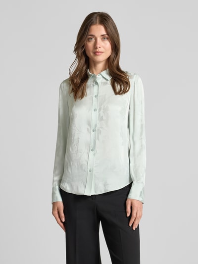 Frauenmodel trägt Bluse aus Viskose mit abgerundetem Saum von Calvin Klein Womenswear in Hellgrün, Straight Fit, Kentkragen, Knopfleiste, Ganzkörperansicht von vorne