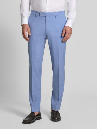 Męski model nosi Anzughose mit Bügelfalten und Eingrifftaschen von HECHTER PARIS, Mieszanka materiałów z dodatkiem żywej wełny, krój slim fit, zapięcie na guzik, wpuszczane kieszenie, kanty, kieszeń z tyłu, szerokość w rozmiarze 50: 39 cm, długość wewnętrzna nogawki w rozmiarze 50: 84 cm, jasnoniebieski kolor, gładka tekstura, prosty krój, Ganzkörperansicht z przodu.