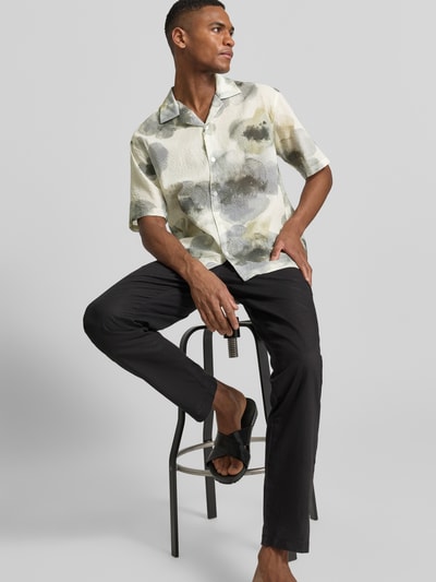 Męski model nosi Regular Fit Freizeithemd mit floralem Allover-Print von JAKE*S STUDIO MEN z mieszanki bawełny, całość z przodu.