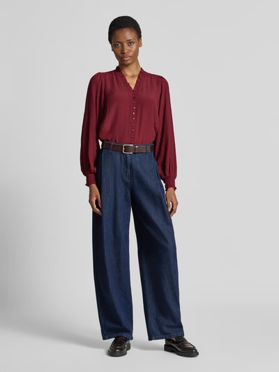 Frauenmodel trägt Regular Fit Bluse aus Viskose-Mix von Apricot in Dunkelrot mit V-Ausschnitt, Rüschen und Knopfleiste, Ganzkörperansicht von vorne.