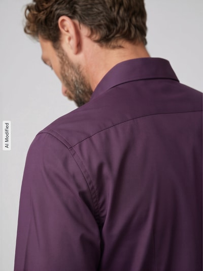Männermodel trägt Slim Fit Businesshemd mit Kentkragen von Jake*s in dunklem Violett mit glatter Textur, Ganzkörperansicht Rückansicht, KI-modifiziertes Bild.