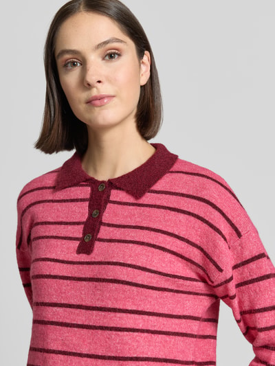 Frauenmodel trägt Strickpullover mit Woll-Anteil Modell 'SAGE' von ICHI in Rot mit dunklen Streifen, relaxed Fit, Nahaufnahme Oberkörper. Damen Strickpullover von ICHI, elastischer Material-Mix, Polokragen, Langarm, gerippte Abschlüsse.