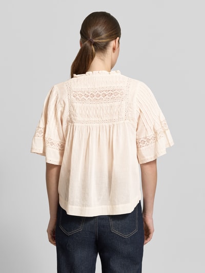 Vrouwenmodel draagt dames blusenshirt met V-hals model 'Siama' van Neo Noir in lichtroze met stitchings, regular fit, ruglengte maat 36: 56 cm, mouwlengte maat 36: 28 cm, geheelaanzicht achterzijde