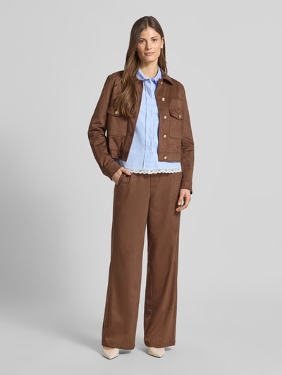 Vrouwenmodel draagt Regular Fit Bluse mit Label-Stitching und Spitze van Oui, katoenmix met stretch, overhemdkraag, knoopsluiting, kant, ruglengte 56 cm, mouwlengte 58 cm, dames blouse, regular fit, lichtblauw, geheel lichaamsaanzicht van voren.