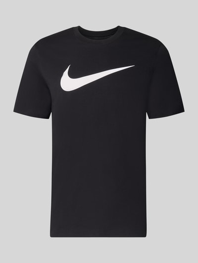 Produktfoto, schwarzes Regular Fit T-Shirt aus reiner Baumwolle von Nike mit weißem Logo auf glatter Oberfläche, Herren T-Shirt.