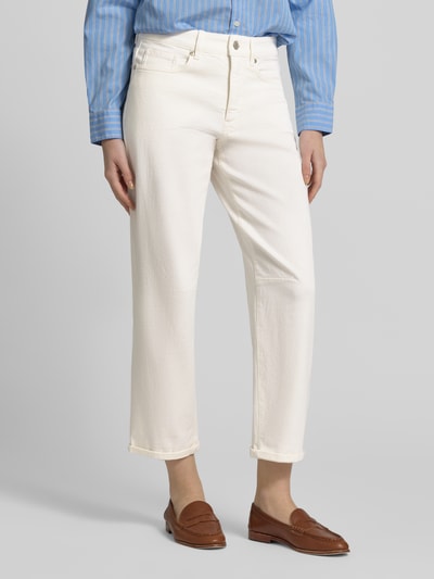 Modelka kobieca ma na sobie Jeans in verkürzter Passform Modell 'Melly' od OPUS PANTS, bawełniany materiał z dodatkiem stretchu, jasny kolor, proste nogawki, kieszenie z przodu, szerokość w rozmiarze 36/28: 39 cm, długość nogawki wewnętrznej w rozmiarze 36/28: 69 cm, zdjęcie całej sylwetki z przodu