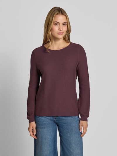 Frauenmodel trägt Pullover aus reiner Baumwolle in Strick-Optik von Christian Berg Woman in Dunkellila, Rundhalsausschnitt, Ganzkörperansicht von vorne.