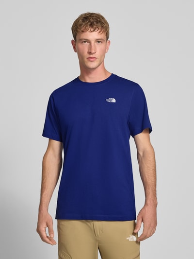 Männermodel trägt Regular fit t-shirt met ronde hals Model 'EVOLUTION' van The North Face, labelstitching, ruglengte maat M 72 cm, Ganzkörperansicht van voren