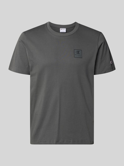 Produktfoto, Herren T-Shirt mit Logo und Rundhalsausschnitt von CHAMPION aus Reine Baumwolle, Regular-Fit, Rückenlänge 68 cm bei Größe M, graue Farbfläche, weiche Textur
