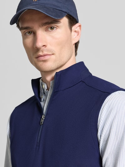 Männermodel trägt Regular Fit Troyer ohne Ärmel Modell 'NEW LUX' von Polo Ralph Lauren, unifarben, gestreift, Jersey, Nahaufnahme Oberkörper.