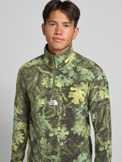 Männermodel trägt Regular fit sweatshirt Model 'NOVELTY' met camouflagemotief van The North Face, heren, met elastische boorden, schipperstrui, ruglengte maat M 71 cm, mouwlengte maat M 69 cm, Nahaufnahme Oberkörper.