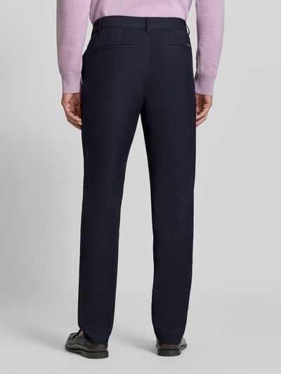 Mężczyzna nosi Straight Fit Hose mit Viskose-Anteil od Armani Exchange, elastyczna mieszanka materiałów, kieszenie z tyłu, zapięcie na guzik i zamek błyskawiczny, kolor ciemnogranatowy, Szerokość w rozmiarze 32/32: 44 cm, Długość wewnętrzna nogawki: 84 cm, Ganzkörperansicht Rückansicht