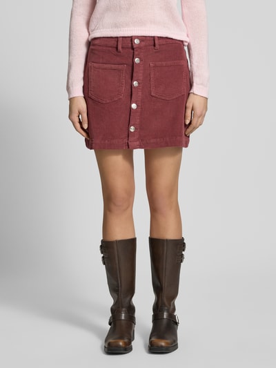 Frauenmodel trägt ausgestellten Damen Mini-Rock aus Baumwoll-Mix Modell 'AMAZING' von Only in Unifarbe, Cord-Struktur, Knopfleiste, Nahaufnahme Unterkörper.