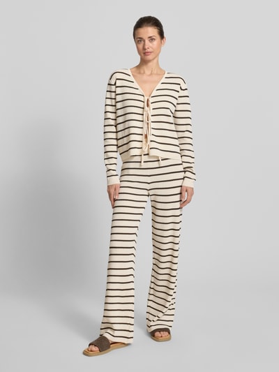 Kobiece modelka nosi Loose Fit Cardigan aus Viskose-Mix Modell 'NURIA' od VILLA SOPHIE, efekt: wzór na całej powierzchni, taśma do wiązania, dekolt w serek, aplikacja z metką, rękawy: długi rękaw, wykończenie materiału: dzianina, mieszanka wiskozy, całe ciało widoczne z przodu.